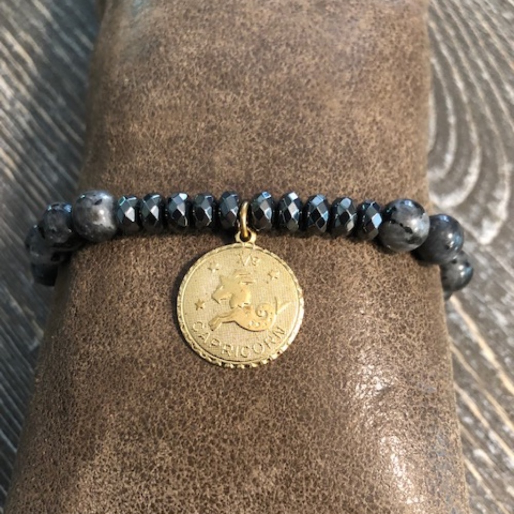 Labradorite/Gunmetal Zodiac Stretch Charm Bracelet - Capricorn Sign